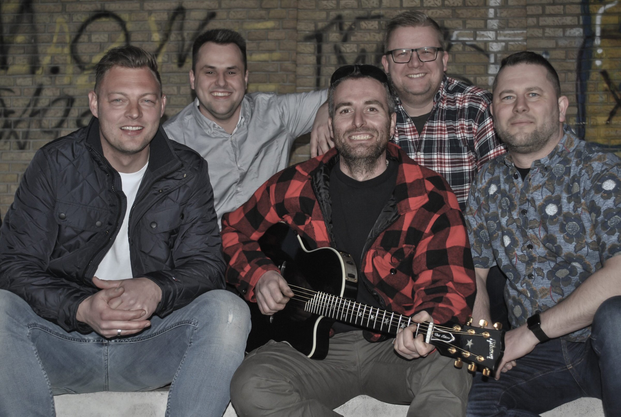 Johnny Madsen Tribute alle sidder ned