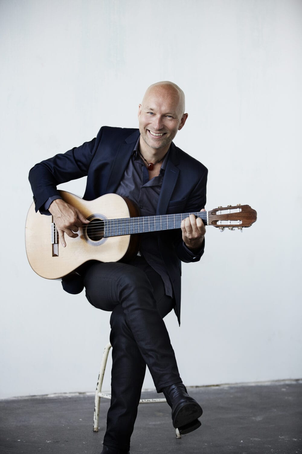 Mathias Valentino siddende med guitar