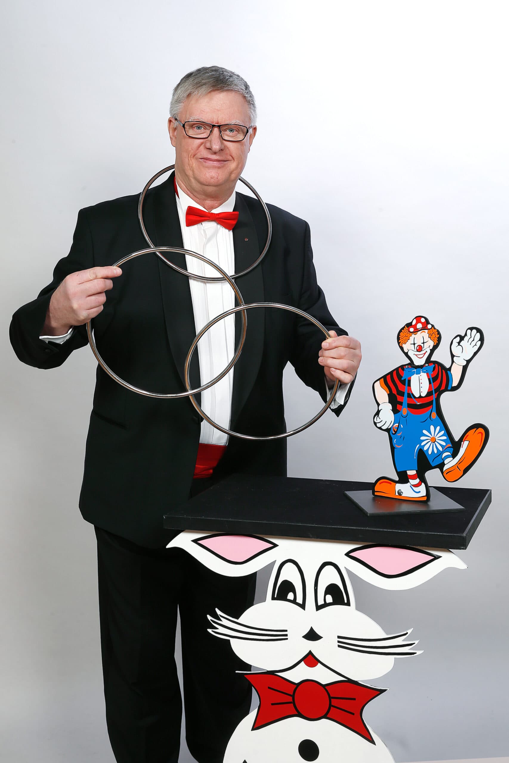 Tryllekunstneren Kurt Flemming stående ved kaninbord