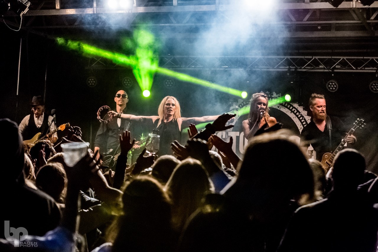 Custom Copies med instrumenter og grønt scenelys