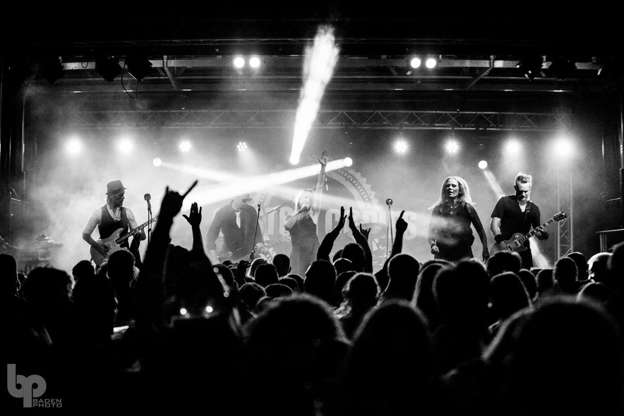 Custom Copies spiller foran publikum sort hvid