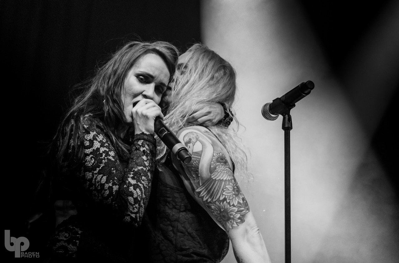 Custom Copies to personer holder om hinanden