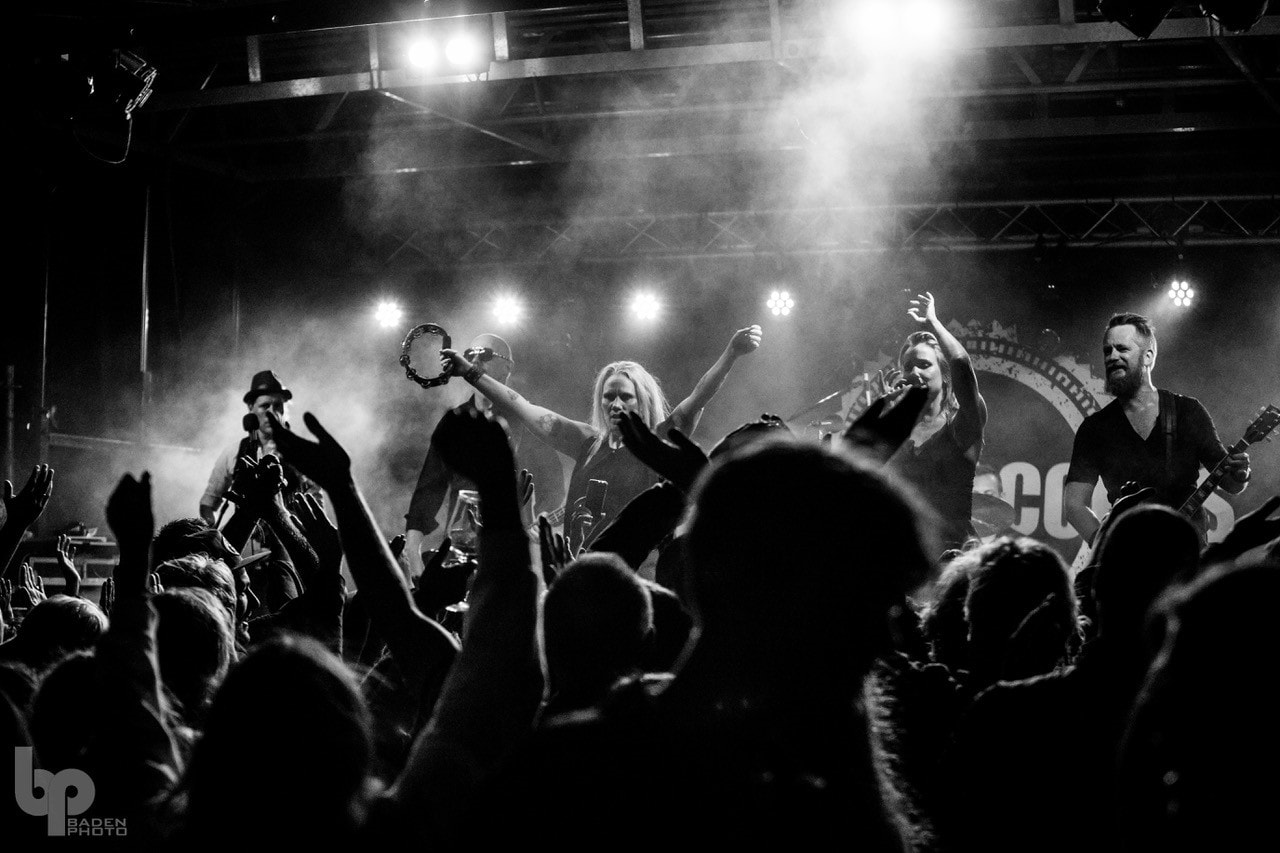 Custom Copies med arme i vejret