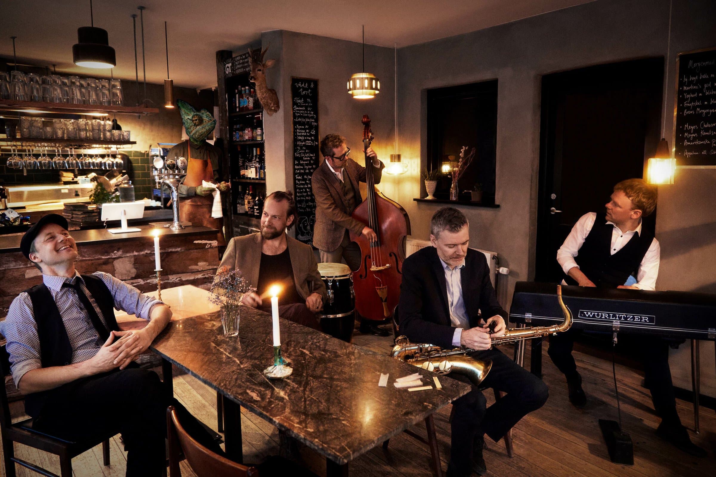 Mænd siddende indenfor instrumenter.3