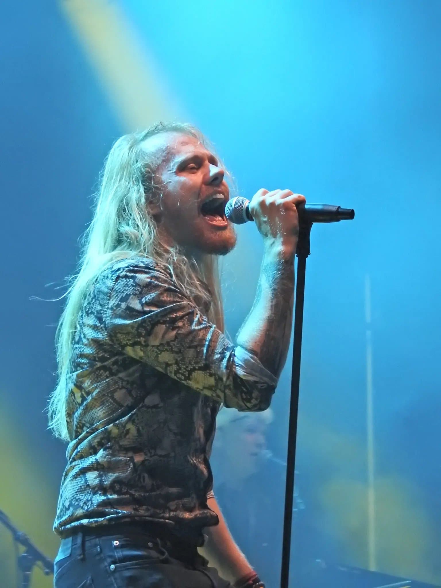 tot eclipse scene mand med mikrofon