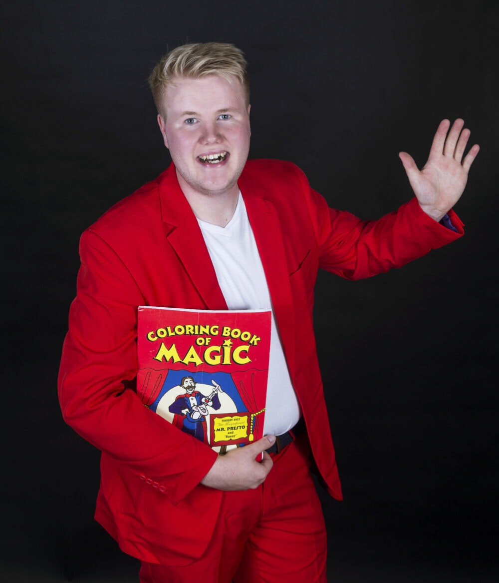 jonas kirk rødt jakkesæt med bog