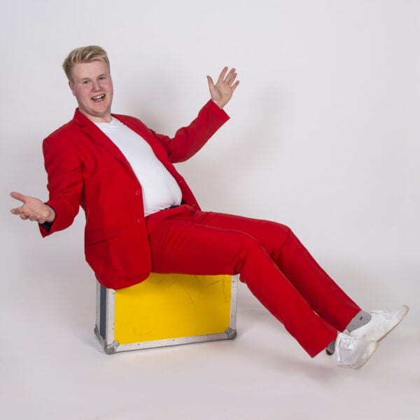 jonas kirk rødt jakkesæt