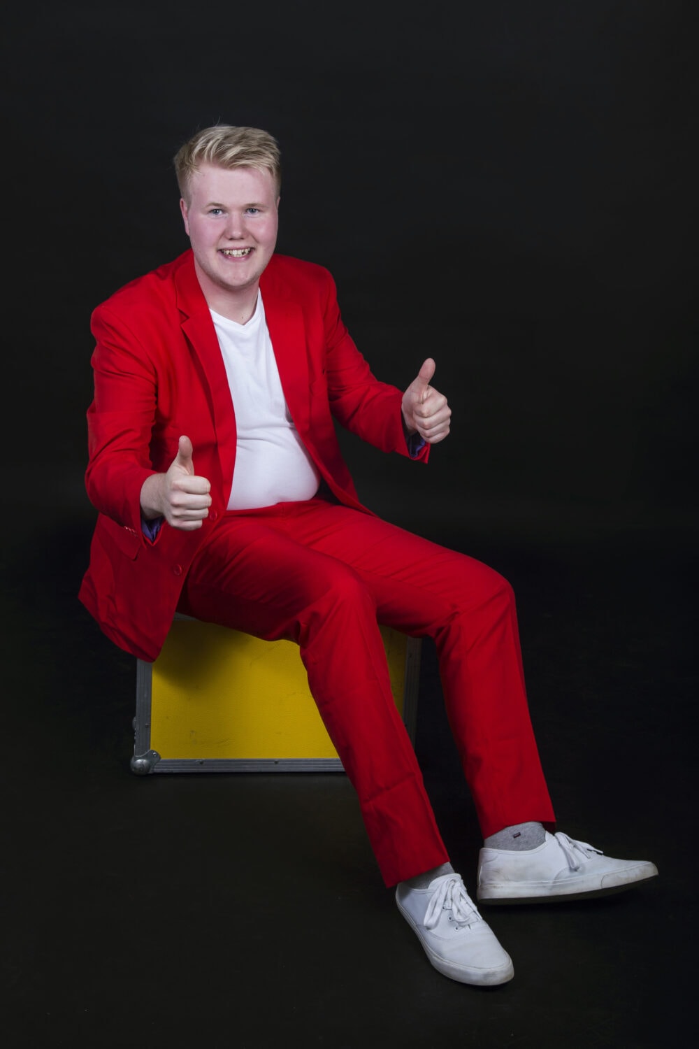 jonas kirk rødt jakkesæt.2